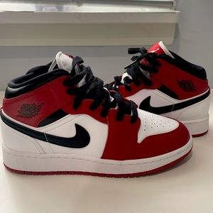 Jordan 1 Mid “Chicago”❤️